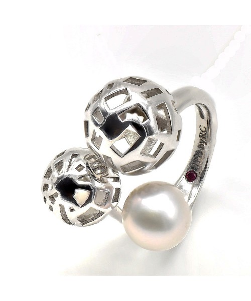 The Fifth Season by Roberto Coin. Silver ring with pearl